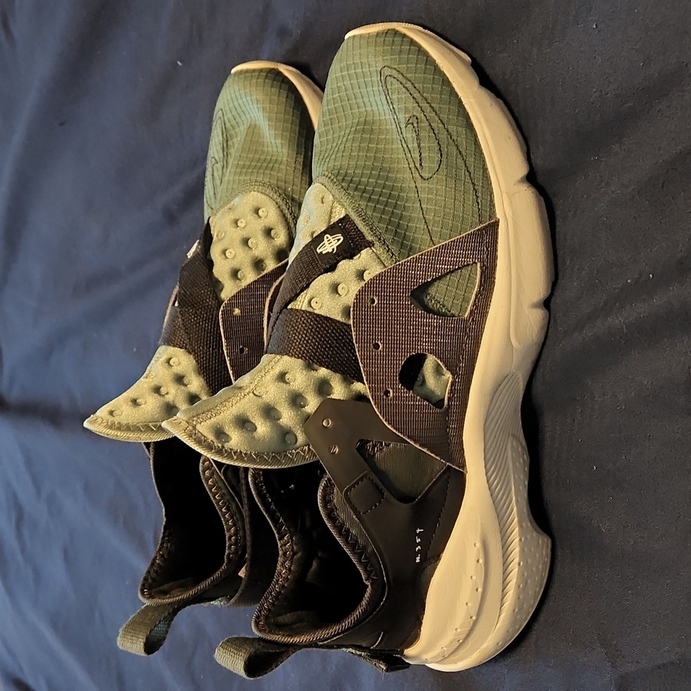 Hurache shoes